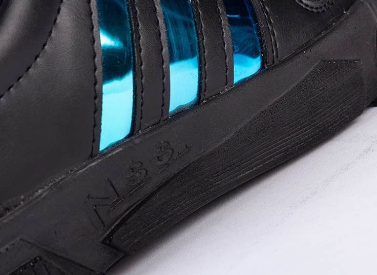 کفش زنانه هولوگرامی Adidas