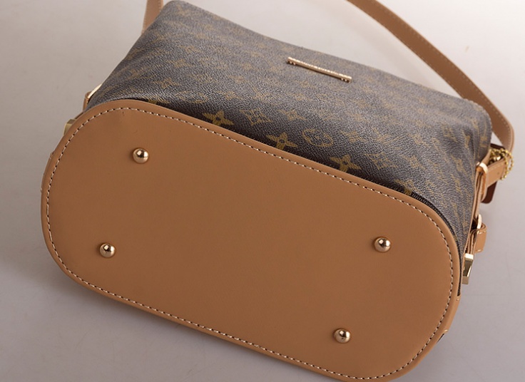 کیف دوشی زنانه Louis Vuitton