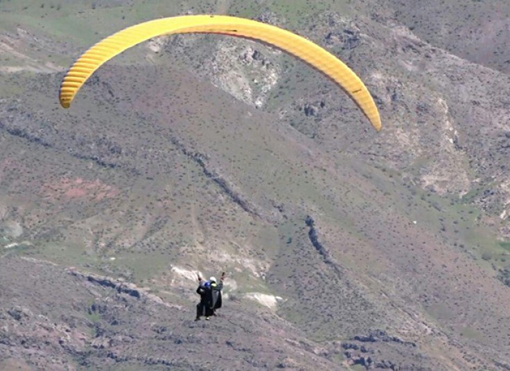 پاراگلایدر خلبان غلامی