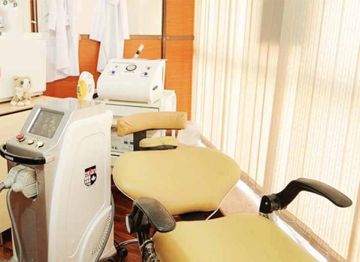 پیرسینگ گوش در مرکز زیبایی مدیکو نایس