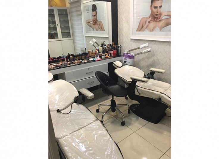 خدمات ناخن انستیتو زیبایی قیچی