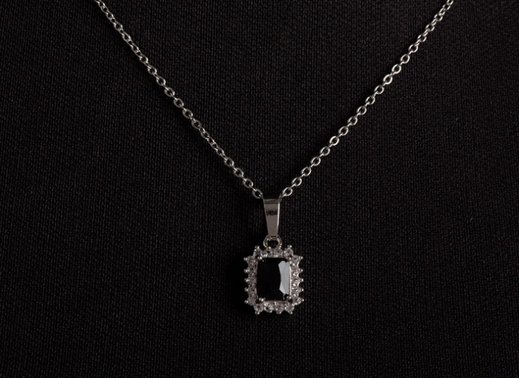 گردنبند و انگشتر نگین دار