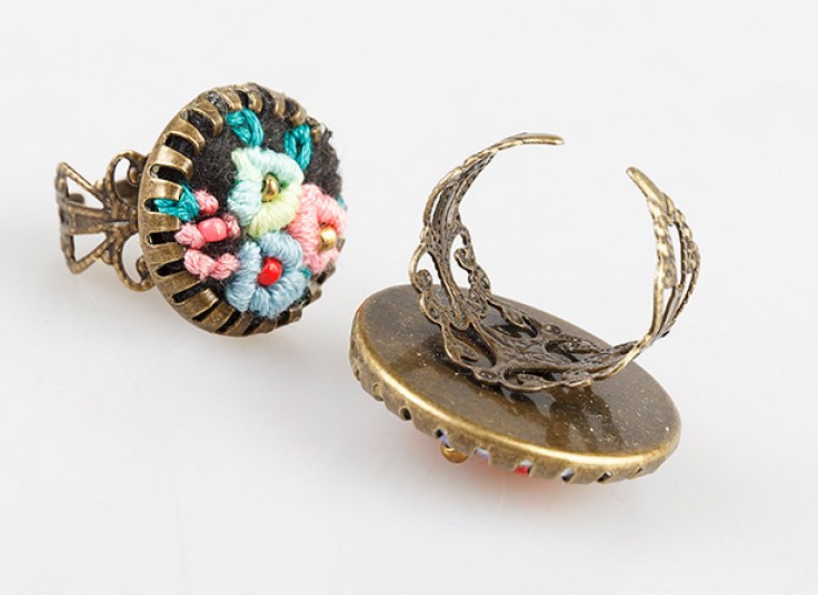 زیورآلات گلدوزی شده