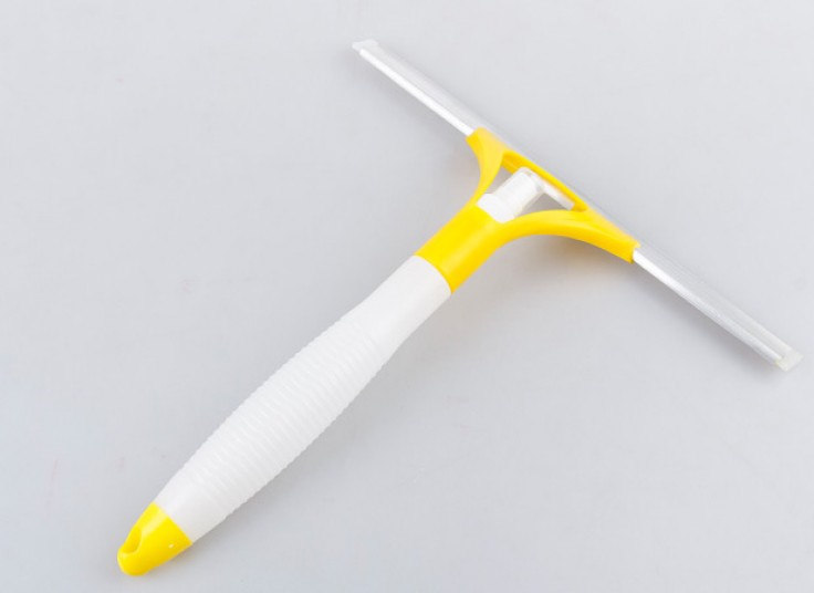 شیشه پاک کن اسپری دار