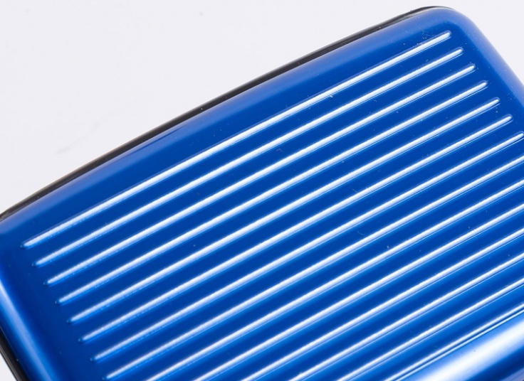 جاکارتی و کیف AlumaWallet