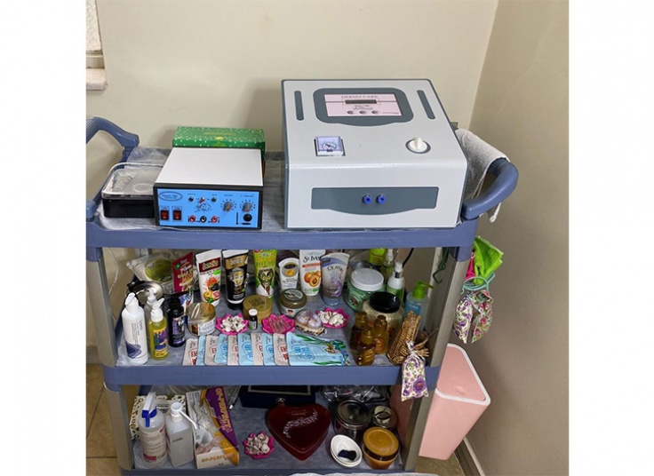 ماساژ درمانی صورت در کلینیک پوست ثنا (نارسیس)