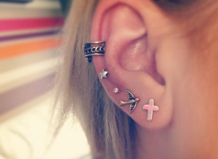 سوراخ کردن گوش در مطب دکتر گندمی