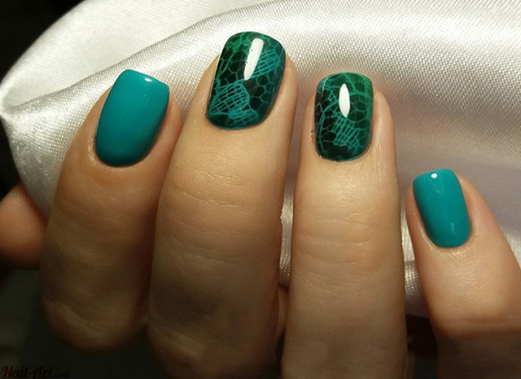 آموزش کاشت ناخن در سالن زهره