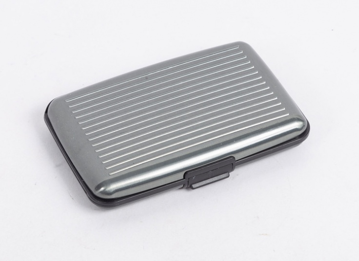 جاکارتی و کیف AlumaWallet