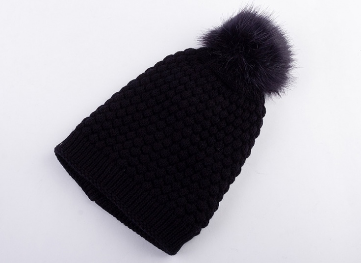 کلاه بافت منگوله دار MR