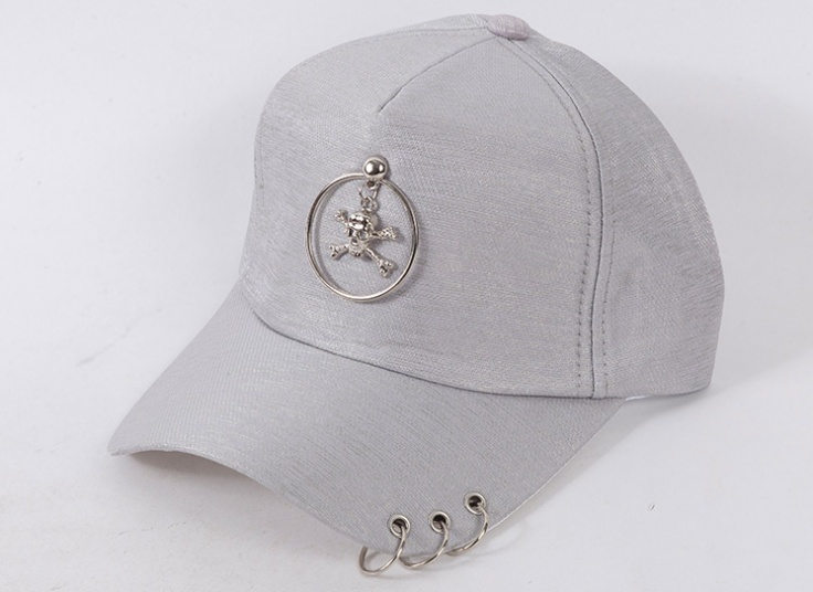 کلاه کپ پیرسینگ دار