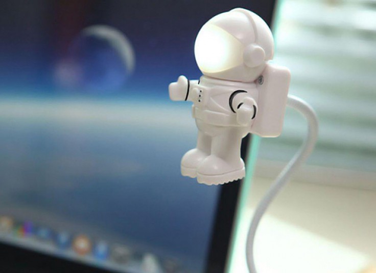 چراغ USB طرح فضانورد