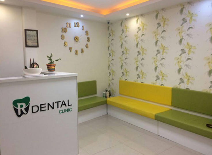 جرم گیری و بروساژ دو فک در دندانپزشکی رهبر