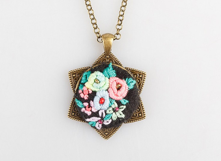 زیورآلات گلدوزی شده