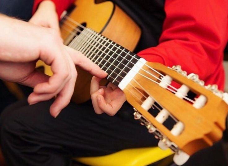 آموزش گیتار در آموزشگاه نقش آهنگ