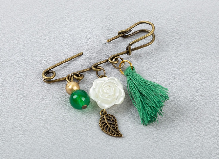 سنجاق سینه آویزدار