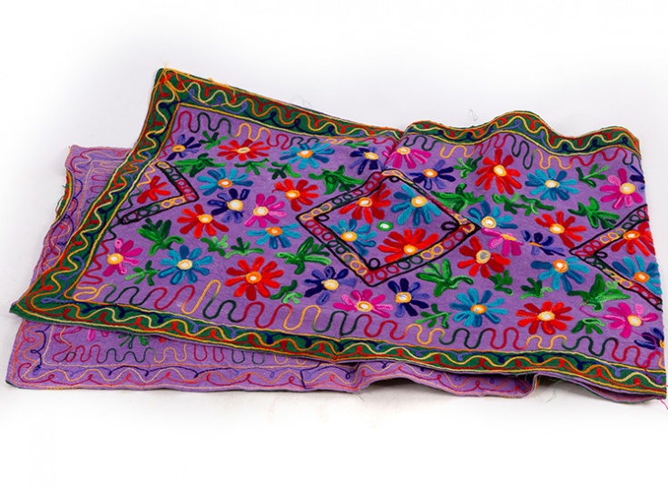 رومیزی سوزن دوزی و آینه کاری