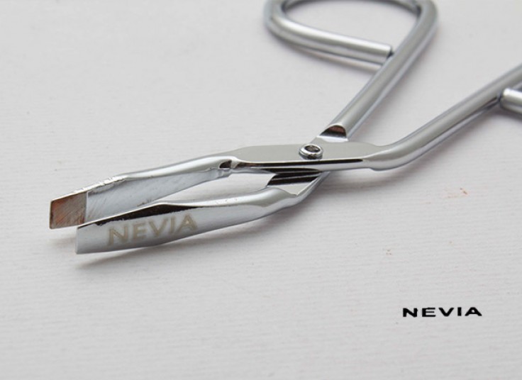 موچین و قیچی آرایشی NEVIA