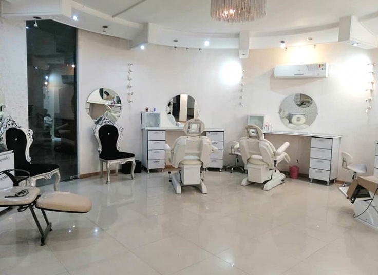 خدمات مژه و ابرو در عروس سرای پدیده