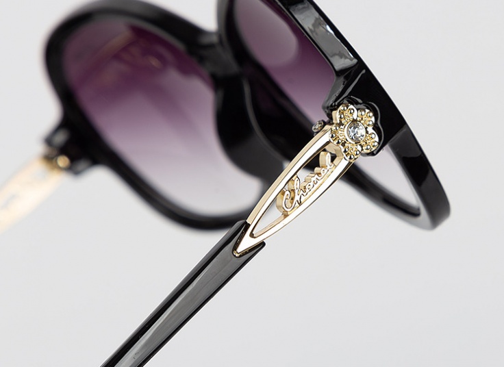 عینک زنانه Cartier