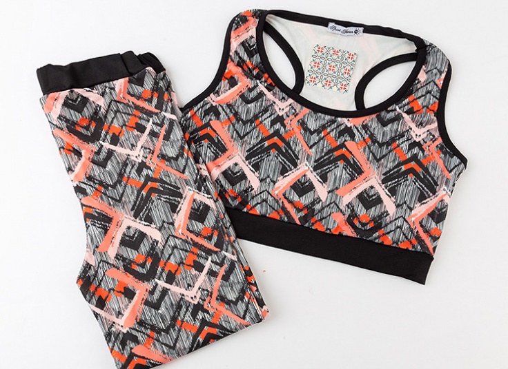 ست نیم‌تنه و شلوار ورزشی زنانه