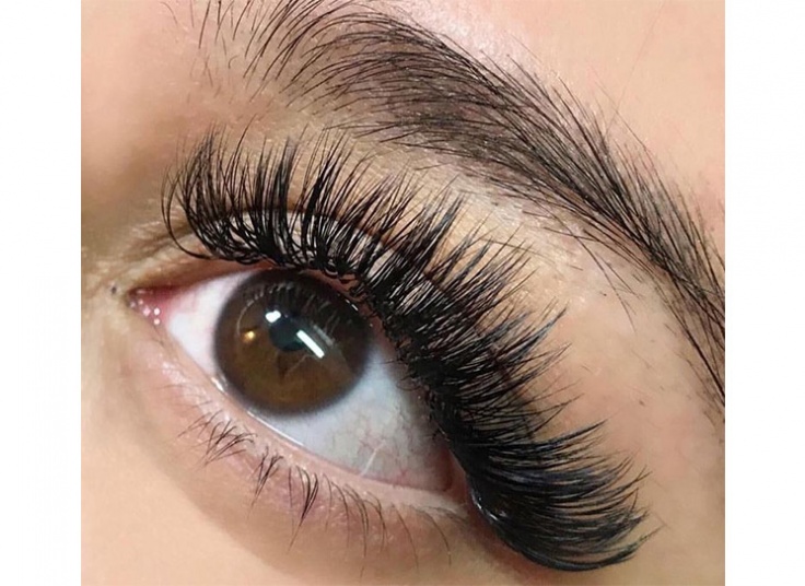 خدمات مژه و ابرو در عروس سرای پدیده