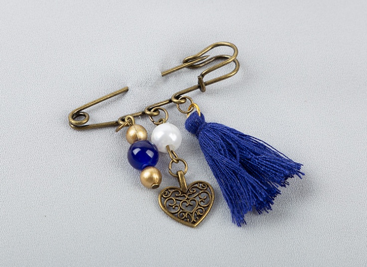 سنجاق سینه آویزدار