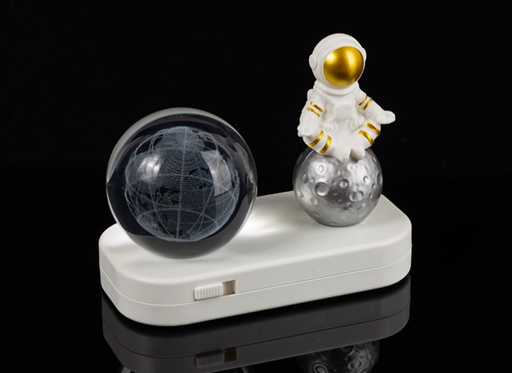 چراغ خواب شارژی فضانورد و گوی