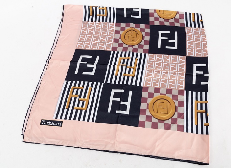 روسری ساتن طرح Fendi