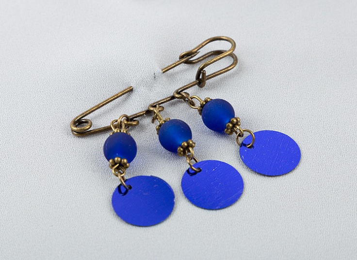 سنجاق سینه آویزدار