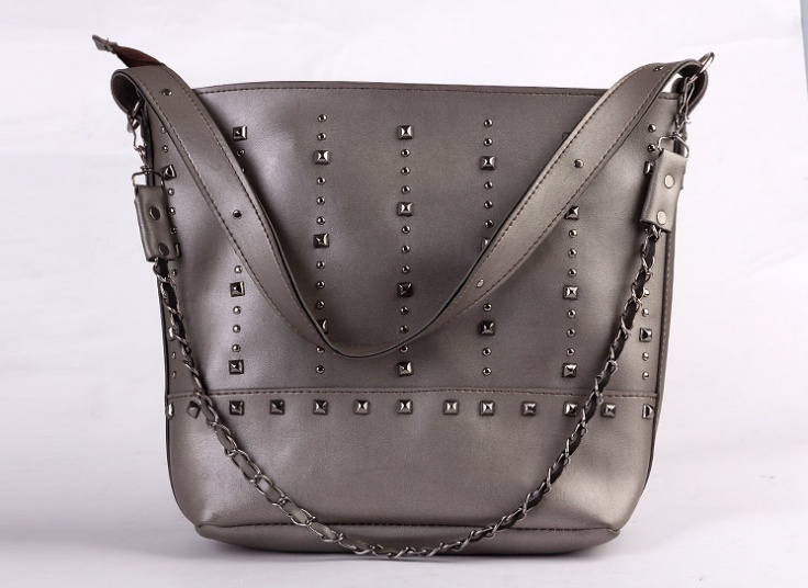 کیف دوشی زنانه طرح گل‌میخ