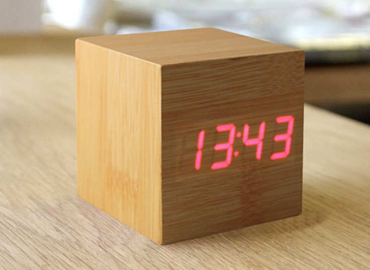 ساعت مربع رومیزی Wooden Clock