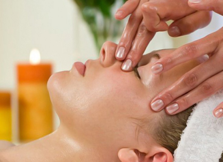 ماساژ صورت و گردن انستیتو آفرینش