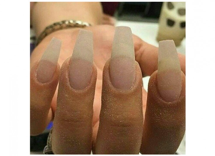 خدمات ناخن صورتگر ماه