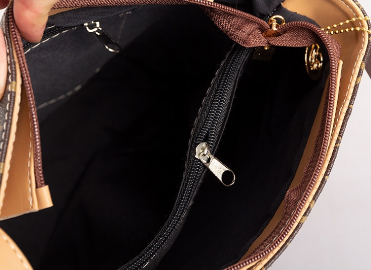 کیف دوشی زنانه Louis Vuitton