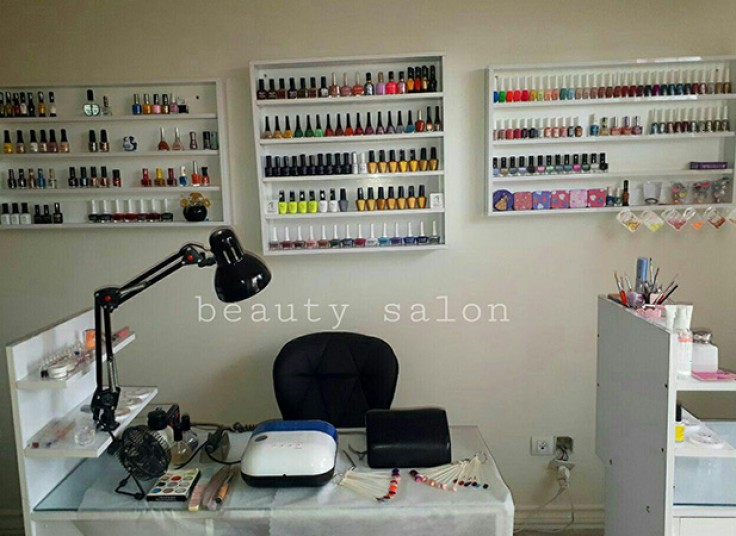 پارافین تراپی با مانیکور و پدیکور در سالن رویال