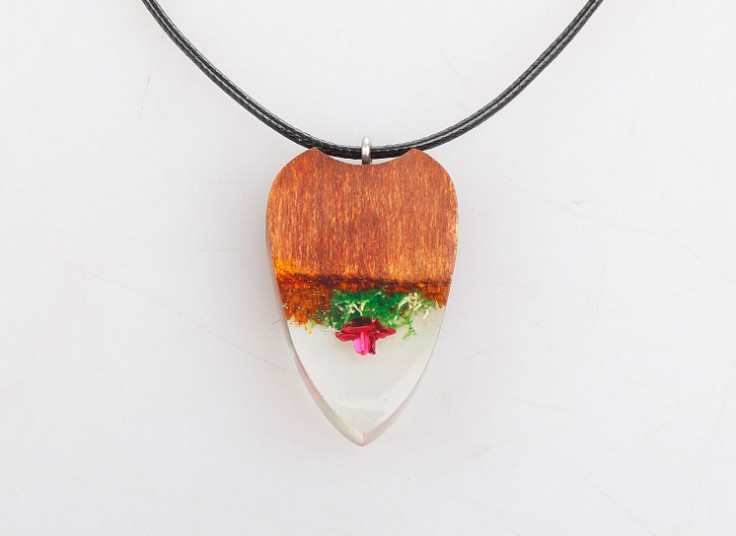 گردنبند چوبی گل رز