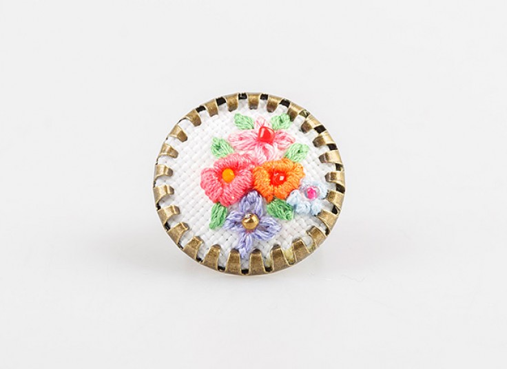 زیورآلات گلدوزی شده