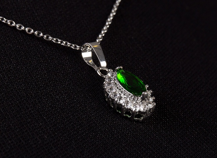 گردنبند و انگشتر نگین دار