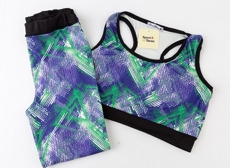 ست نیم‌تنه و شلوار ورزشی زنانه