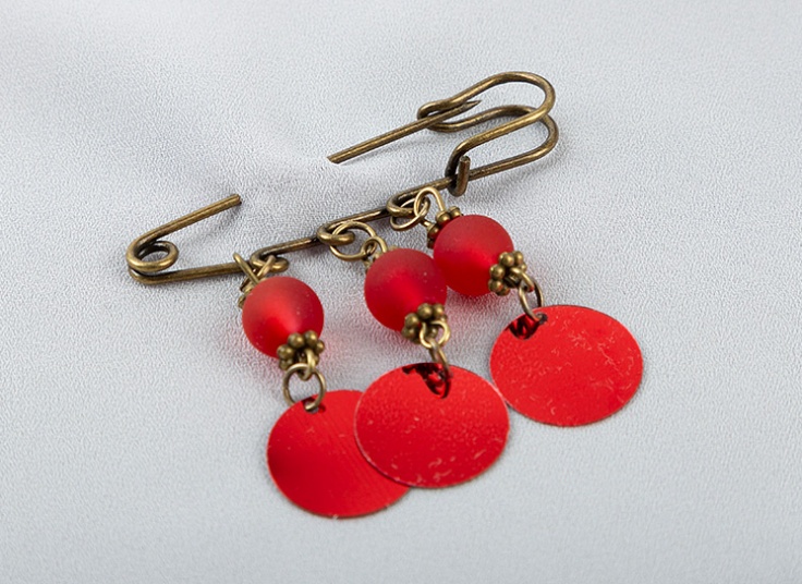 سنجاق سینه آویزدار