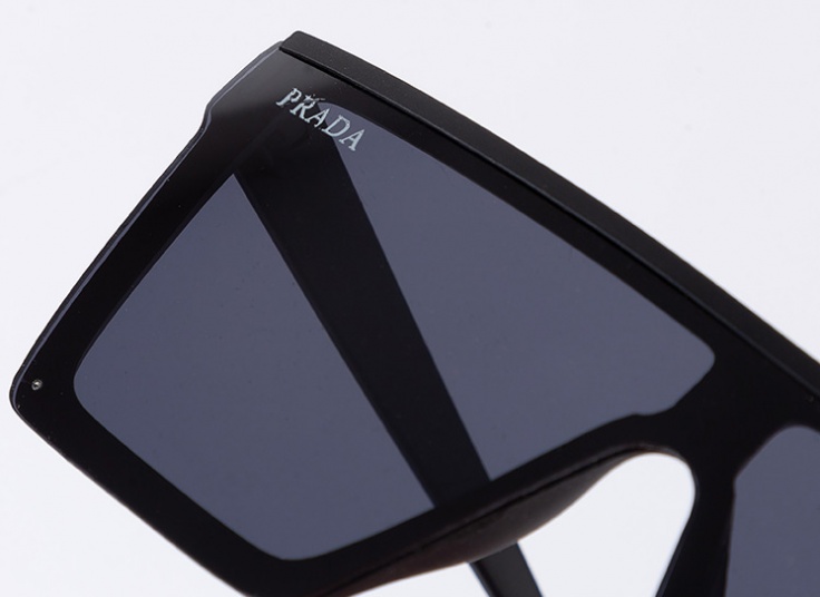 عینک آفتابی طرح PRADA