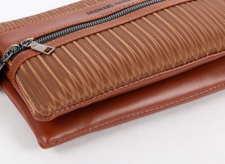 کیف پاسپورتی Michael Kors