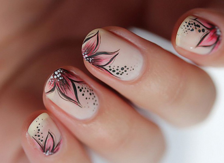 خدمات ناخن سالن ماه پیشونی