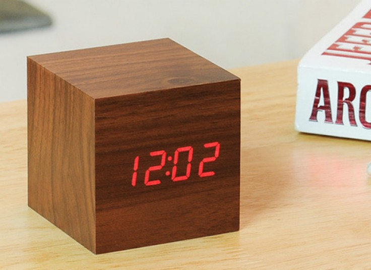 ساعت مربع رومیزی Wooden Clock