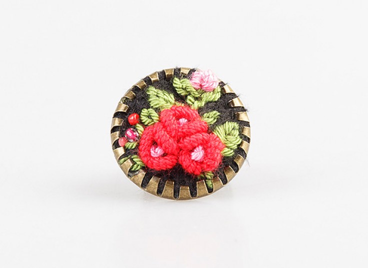 زیورآلات گلدوزی شده