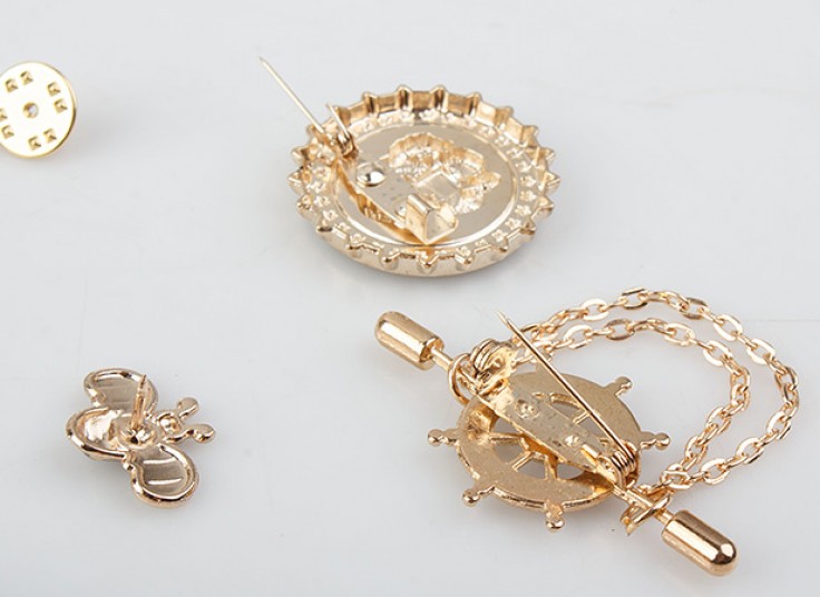 سنجاق سینه و کراوات