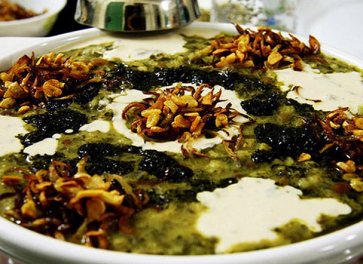 سینی افطار در باغ رستوران سنتی ایلیا