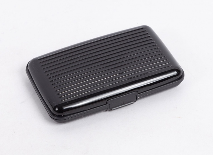 جاکارتی و کیف AlumaWallet