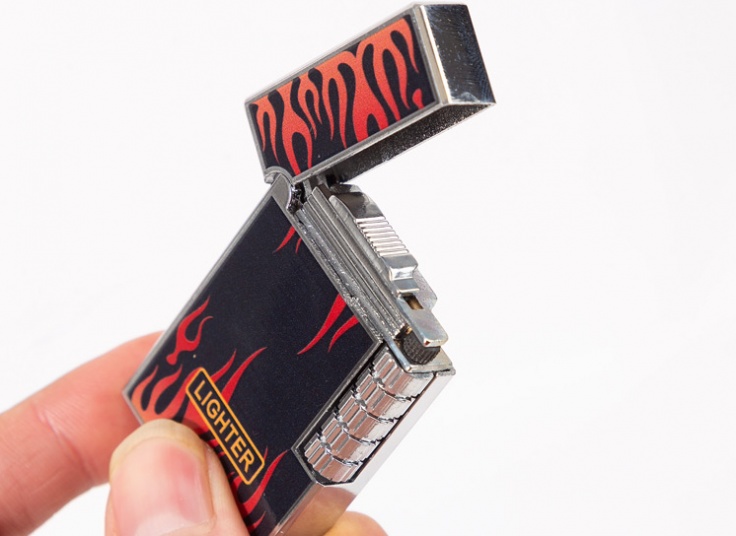 فندک اتمی بغل زن 